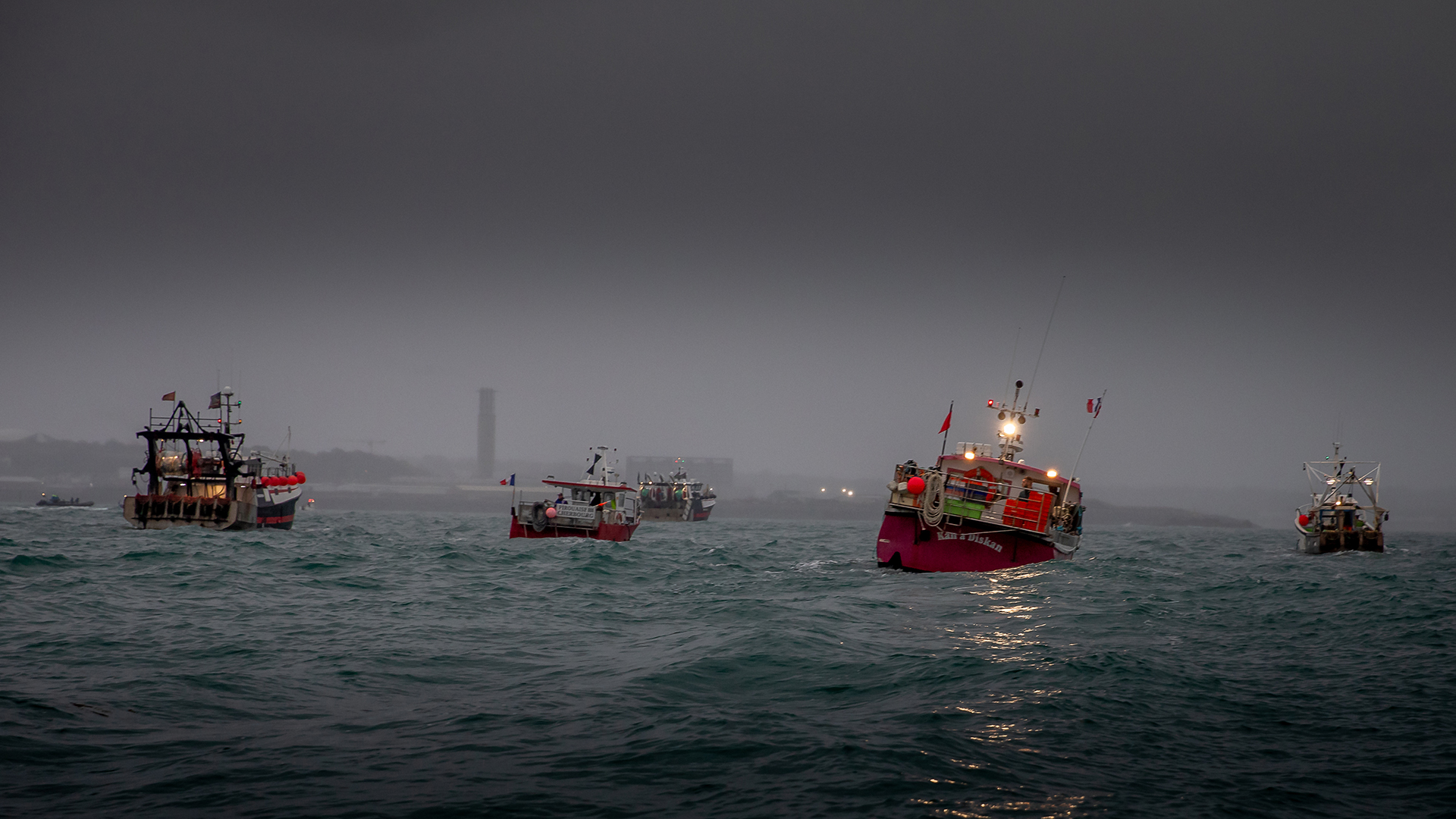 Französische Fischereifahrzeuge protestieren vor dem Hafen von St. Helier (Jersey, Kanalinseln). | dpa