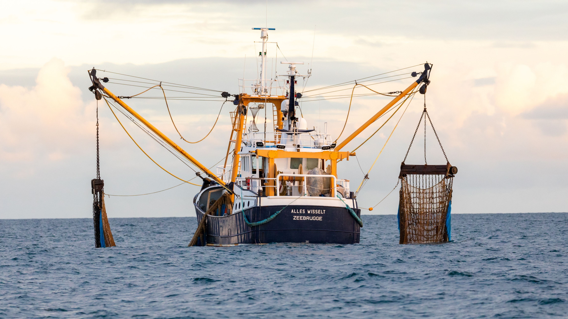 Fischtrawler auf dem Meer | VICKIE FLORES/EPA-EFE/Shuttersto