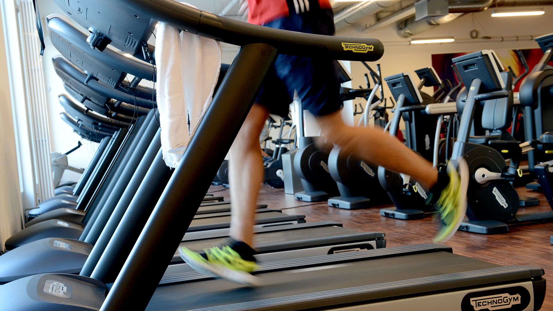 Ein Mann trainiert in einem Fitnessstudio. | dpa