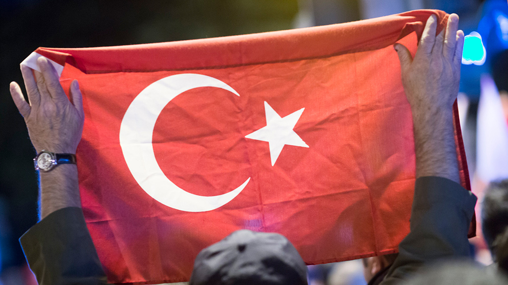 Eine türkische Flagge wird hochgehalten. | null