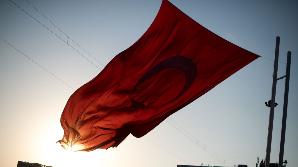 Die türkische Flagge am Taksim-Platz in Istanbul