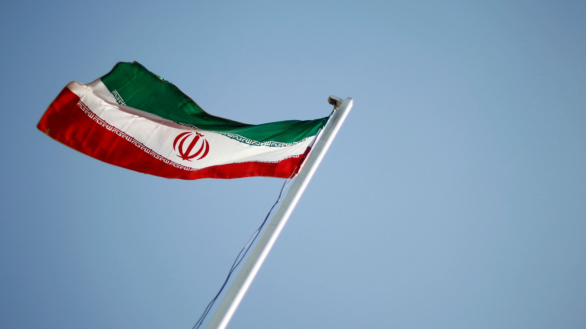 Iranische Flagge vor blauem Himmel