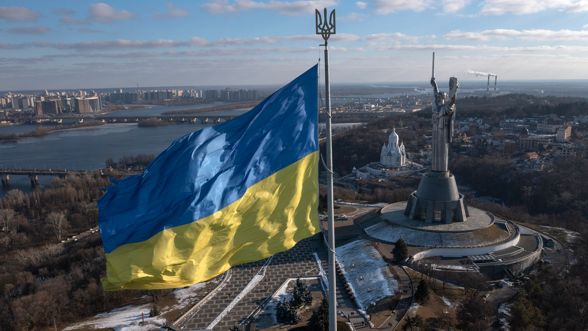 Die Flagge der Ukraine vor der Skyline von Kiew. | AP