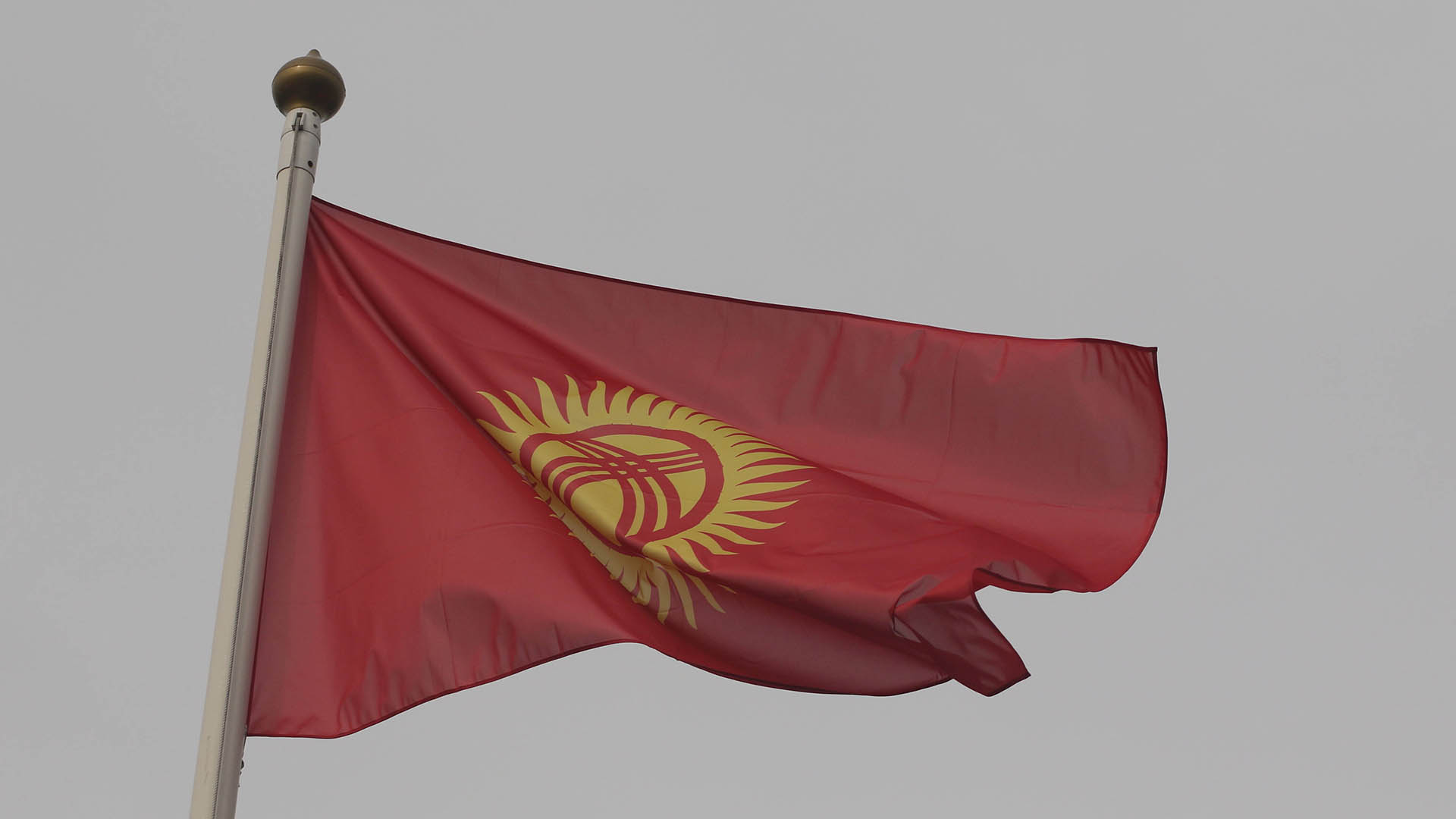 Die Flagge von Kirgistan. | IMAGO/Russian Look