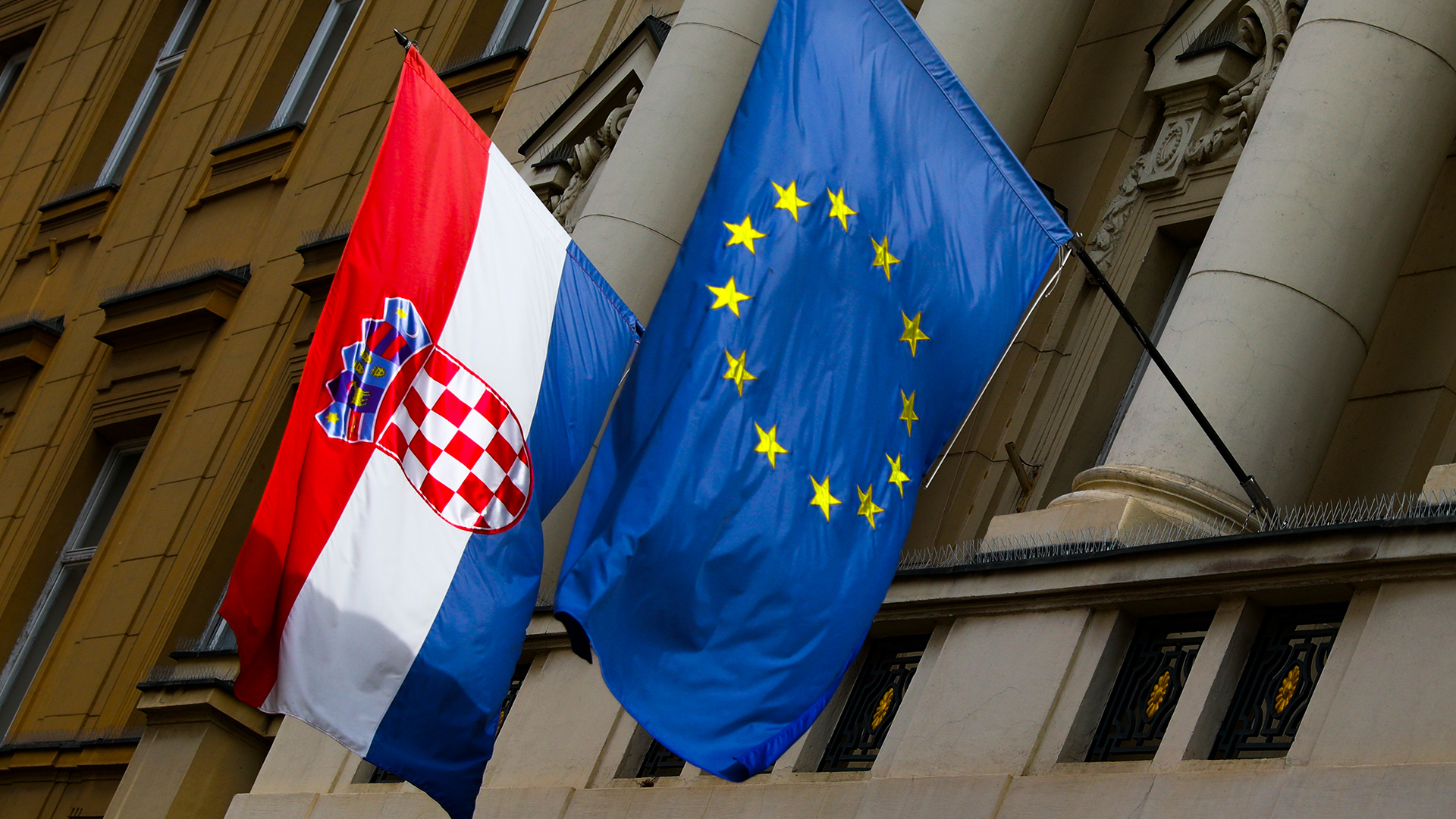 Die Flaggen von Kroatien und der EU. | picture alliance / NurPhoto
