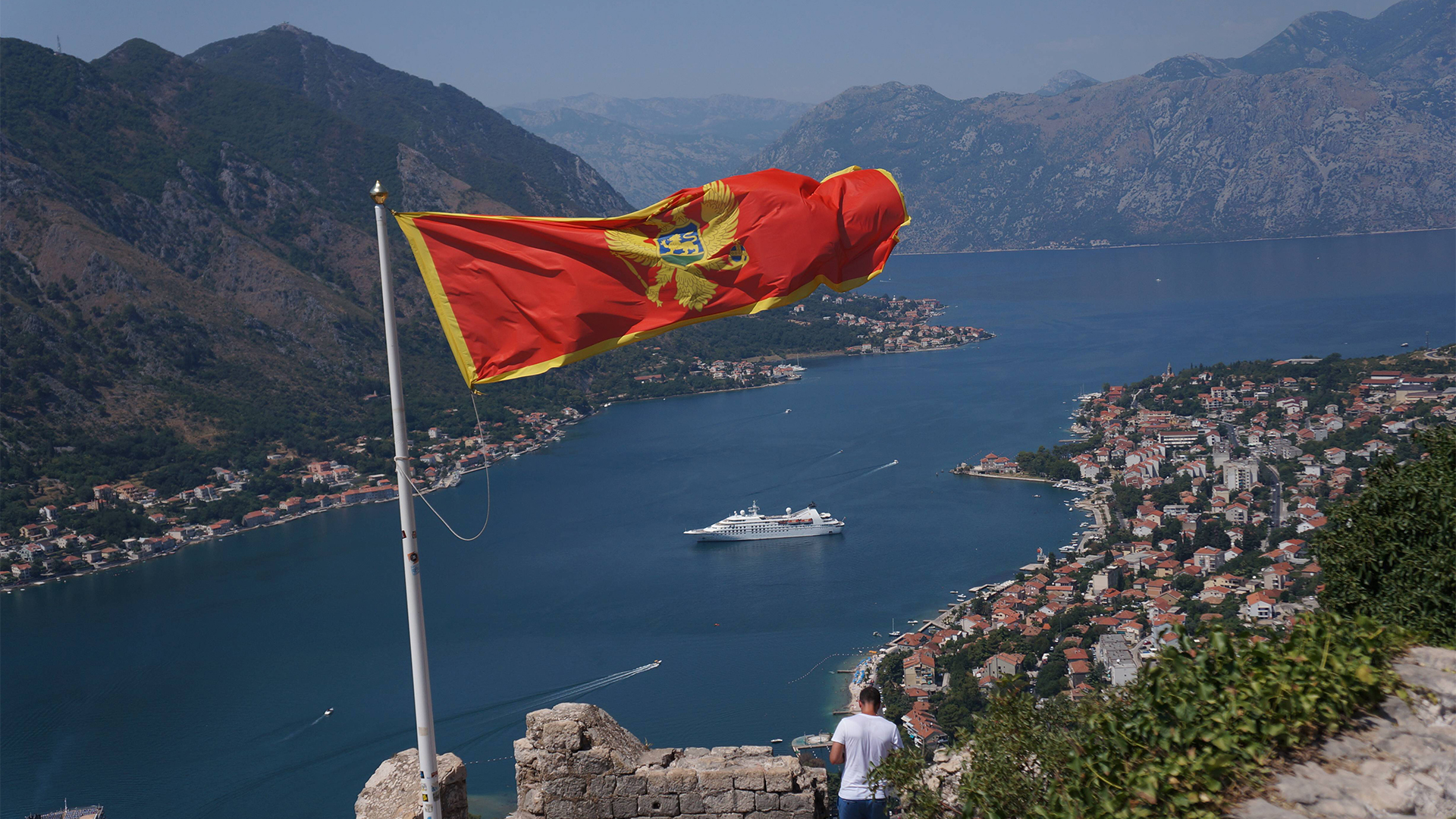 Flagge Montenegro | Bildquelle: imago/ITAR-TASS
