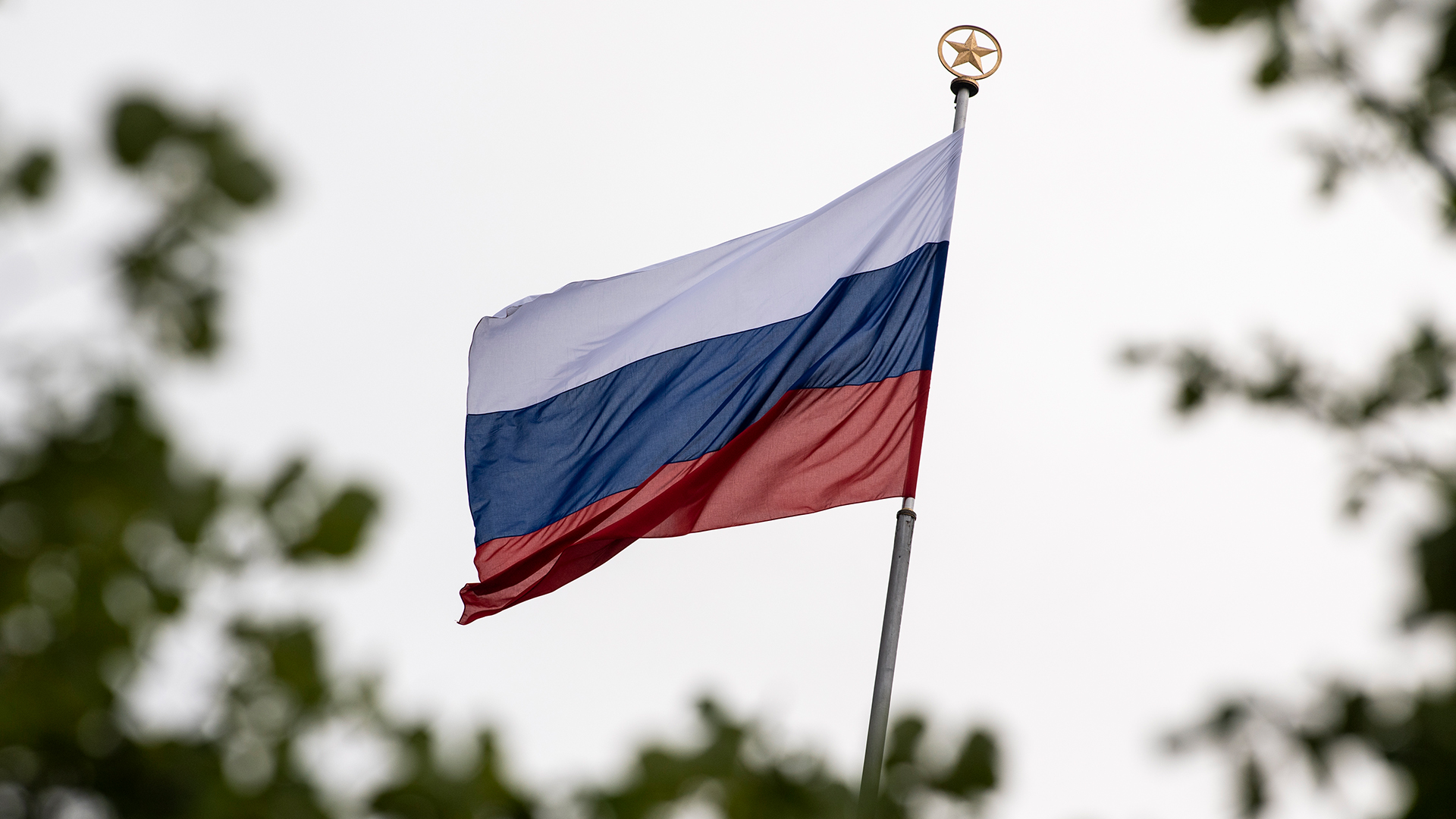 Auf der Russischen Botschaft weht die Flagge der Russischen Föderation.