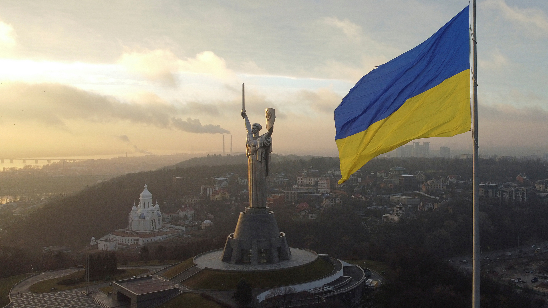 Die ukrainische Flagge weht vor dem "Mutterland"-Denkmal in Kiew. | REUTERS