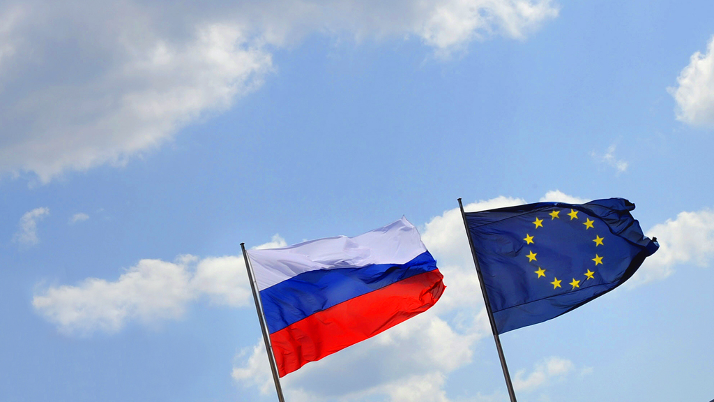 Flaggen EU und Russland