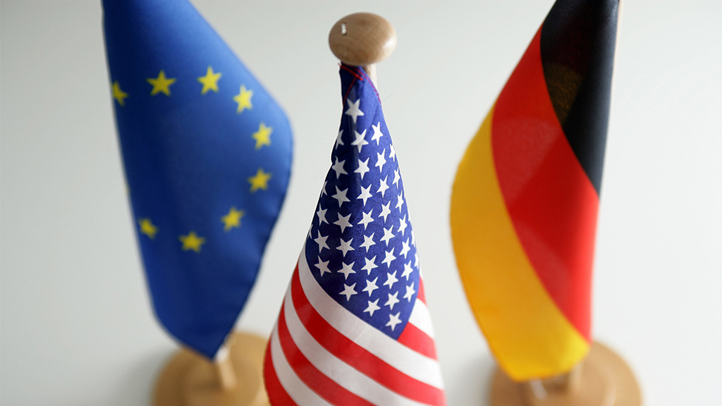 Flaggen von USA, EU, und Deutschland | picture alliance / Ulrich Baumga