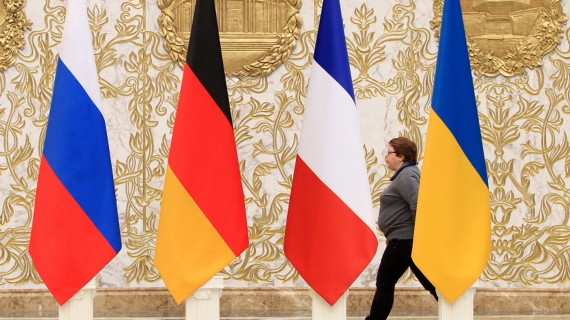 Flaggen von Russland, Deutschland, Frankreich und der Ukraine im Präsidentenpalast in Minsk | dpa