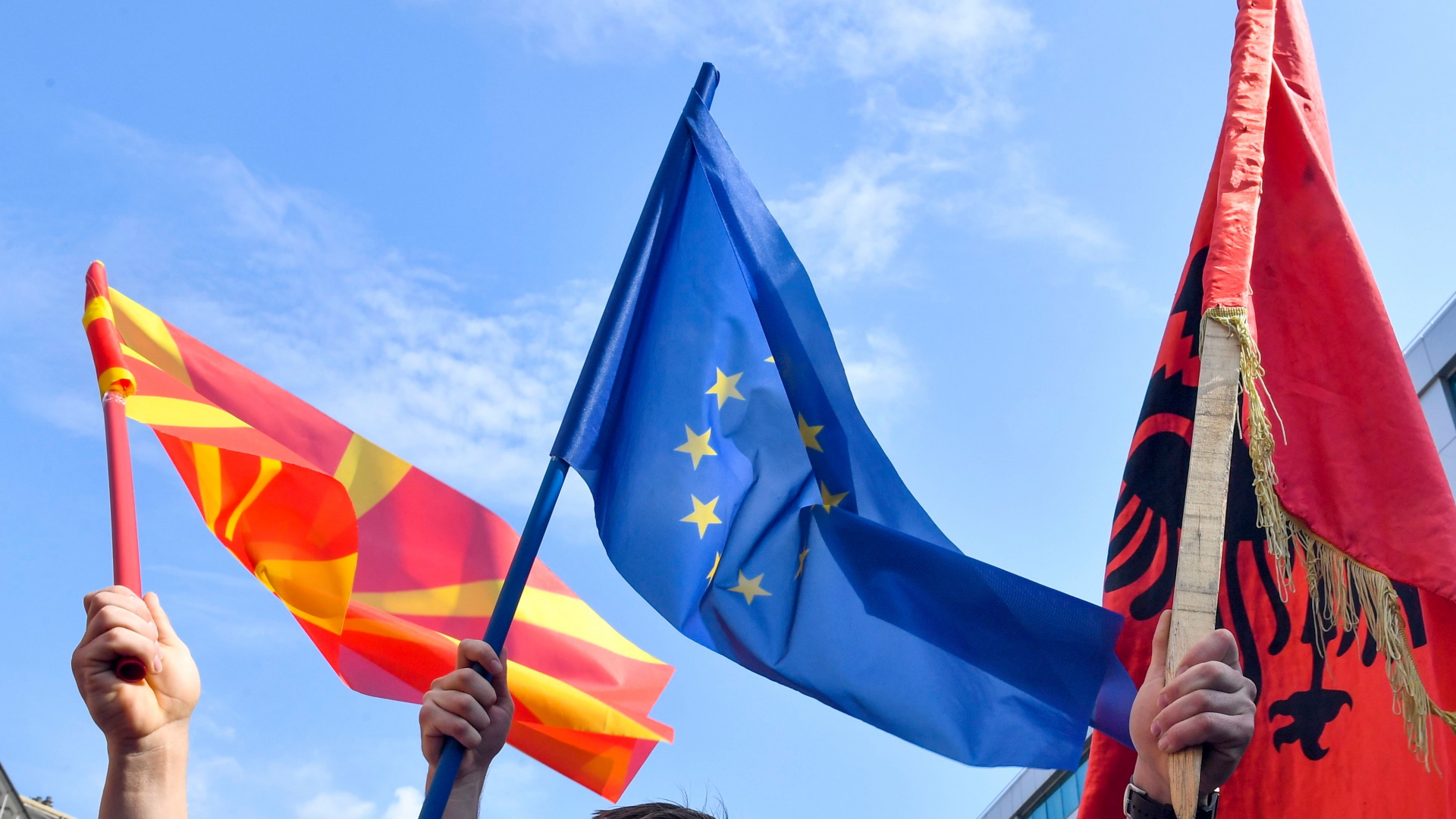 Auf einer Kundgebung in Skopje werden die EU-Flagge sowie die Flaggen von Nordmazedonien und Albanien geschwenkt. | GEORGI LICOVSKI/EPA-EFE/REX