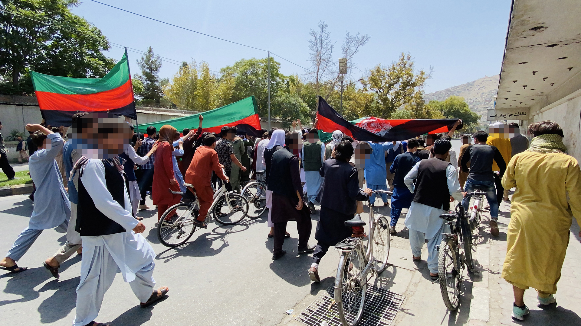 Afghanen tragen Nationalflaggen, während sie den Unabhängigkeitstag in Kabul feiern.