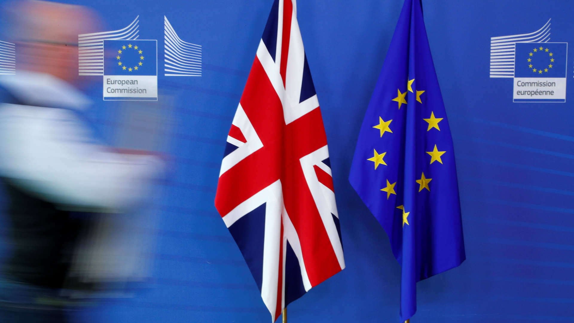 Eine britische und europäische Flagge stehen nebeneinander. | REUTERS