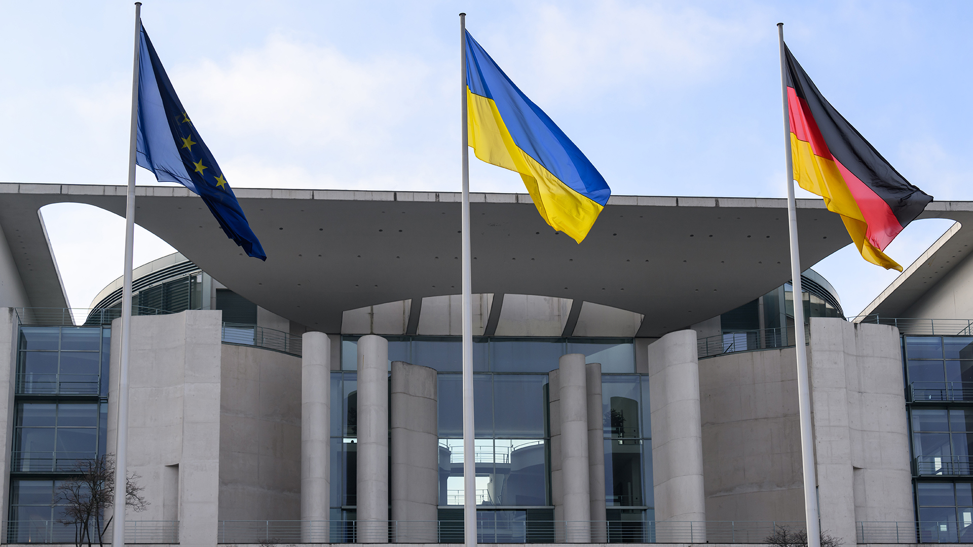 Die Flaggen von Europa (l-r), der Ukraine und Deutschland sind vor dem Bundeskanzleramt gehisst. | dpa