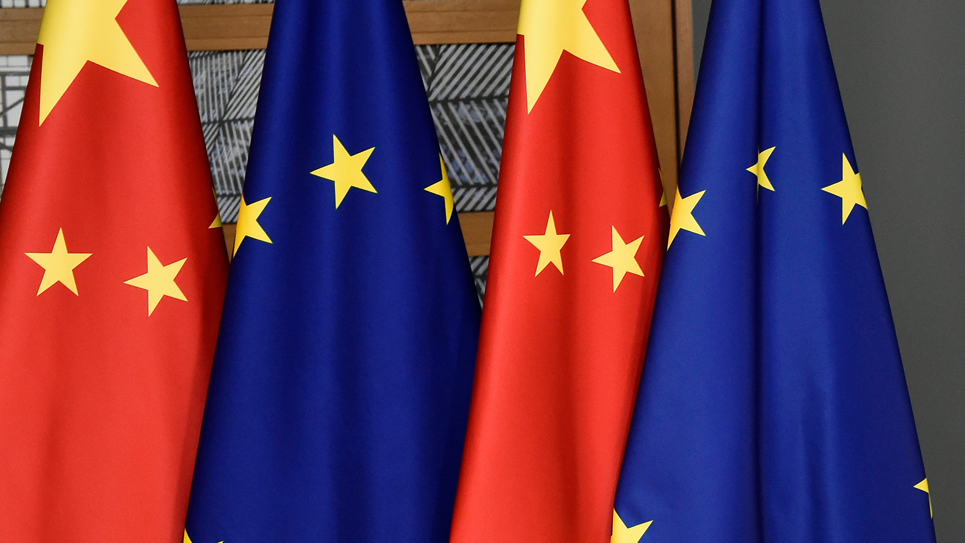 Flaggen von China und Europa stehen nebeneinander. | AP