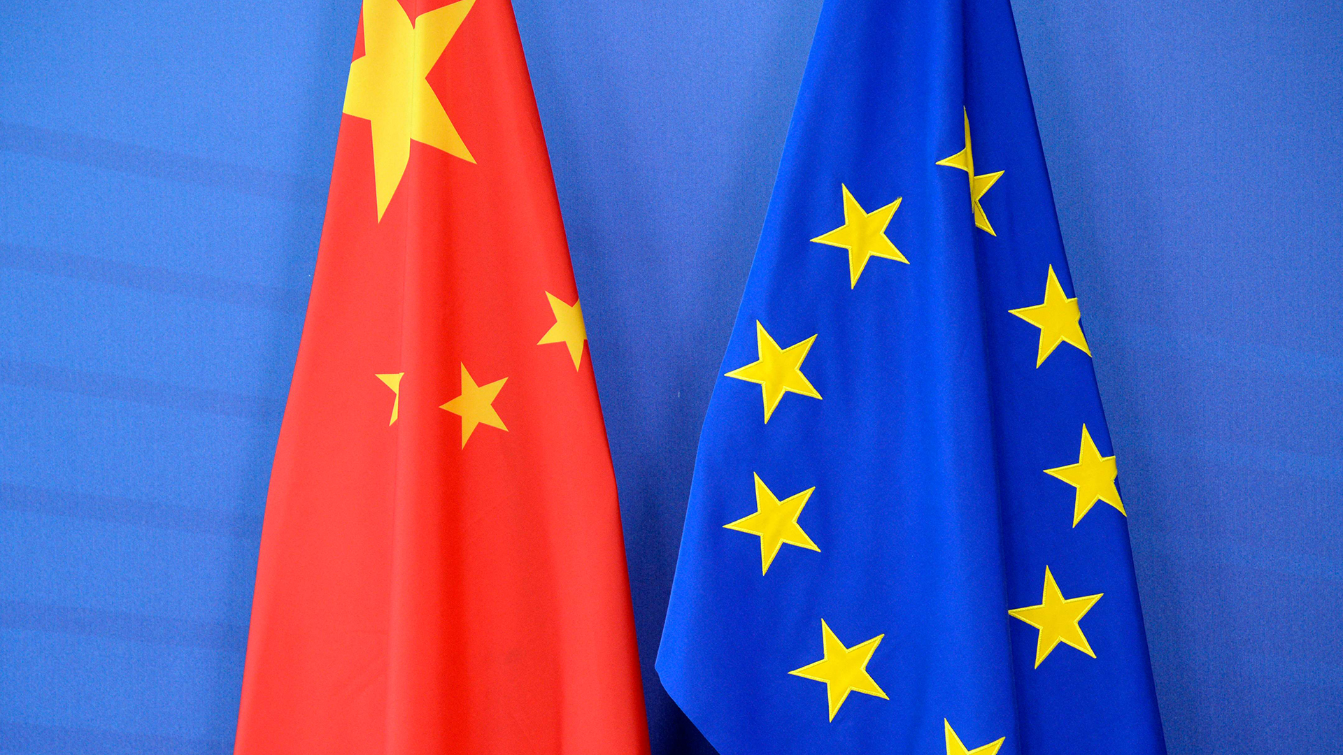 Flaggen von China und Europa stehen nebeneinander. | AFP