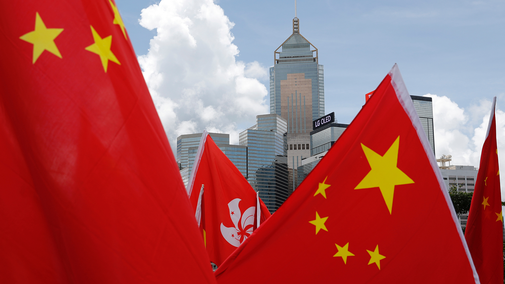 Flaggen der Volksrepublik China wehen vor der Skyline von Hongkong