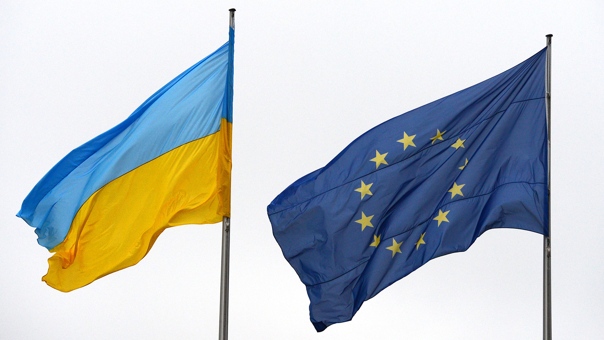 Flaggen der EU und der Ukraine | Bildquelle: AFP