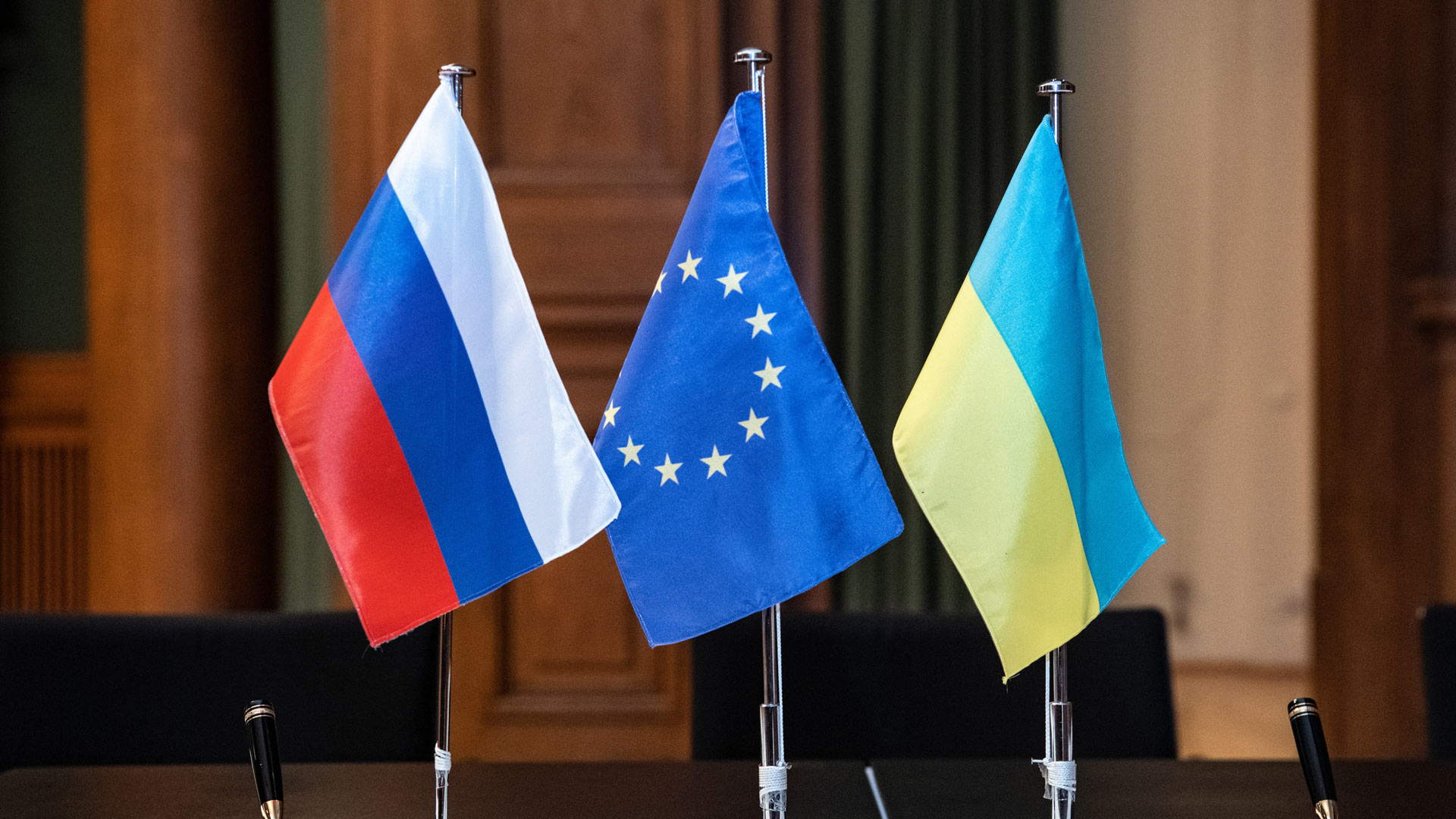 Flaggen von Russland, der EU und der Ukraine | picture alliance/dpa
