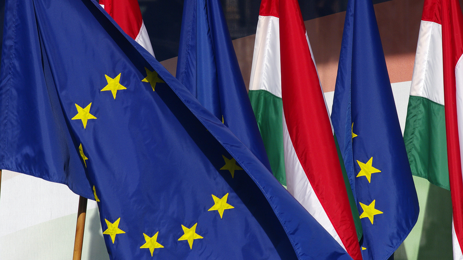 Die Flaggen der EU und Ungarns