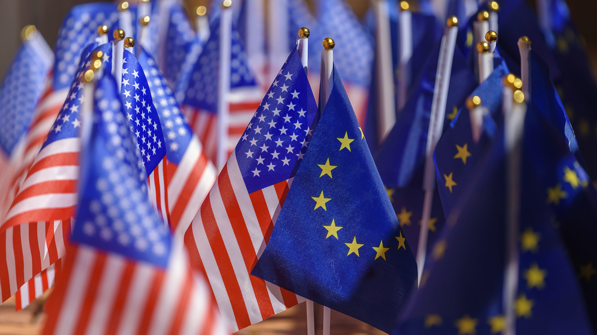Flaggen der EU und der USA