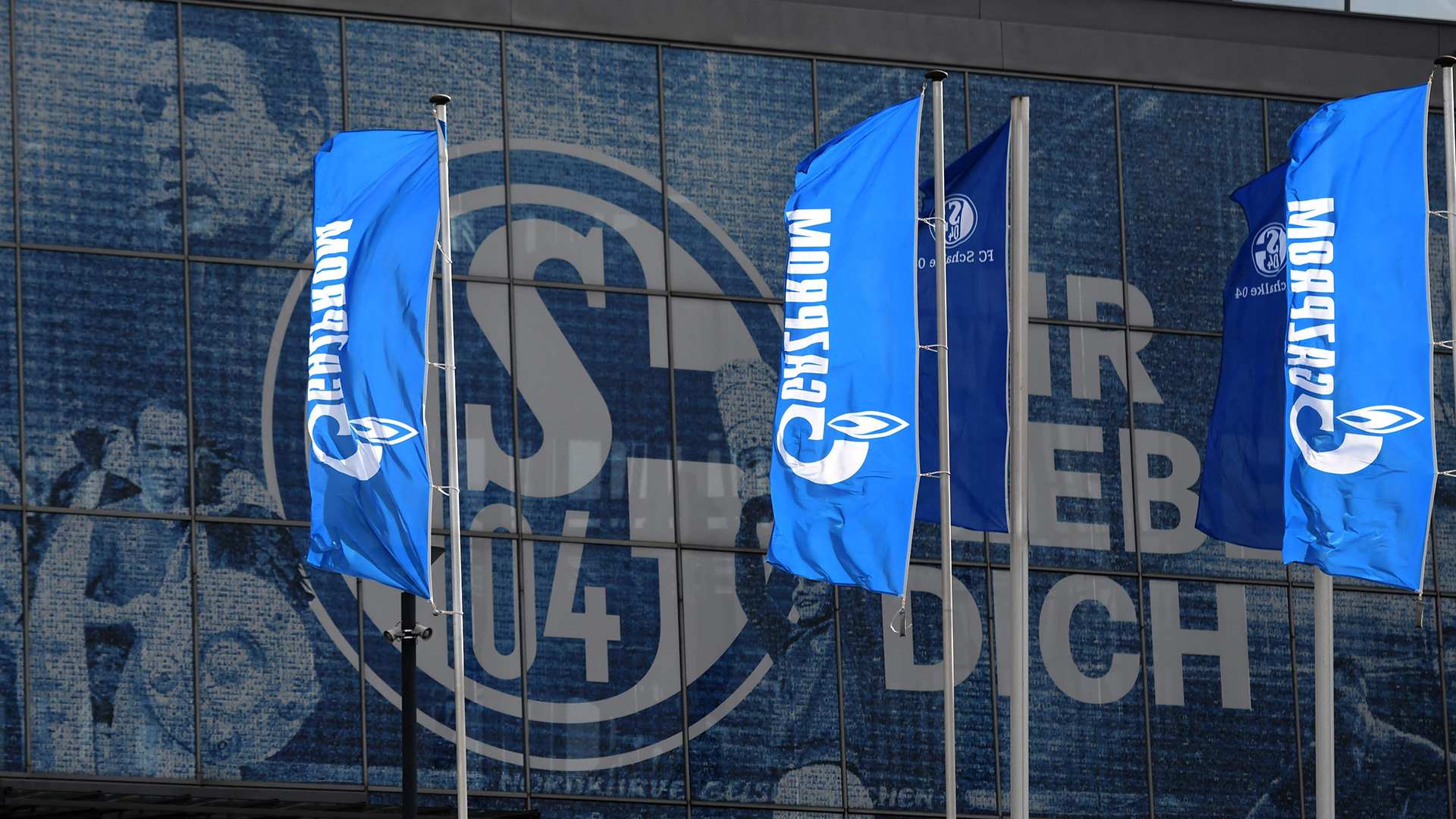 Flaggen des russischen Gasunternehmens Gazprom wehen im Schalke-04-Stadion der Veltins-Arena in Gelsenkirchen. | AFP