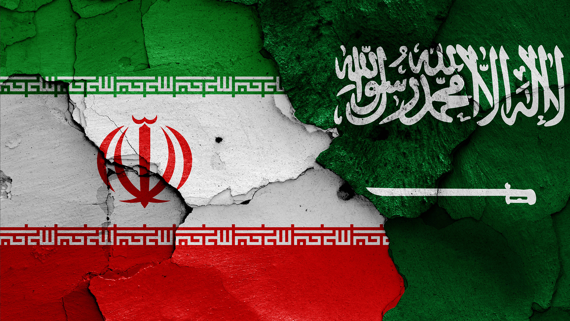 Die Flaggen von Iran und Saudi-Arabien sind auf eine rissige Wand gemalt. | IMAGO/Zoonar