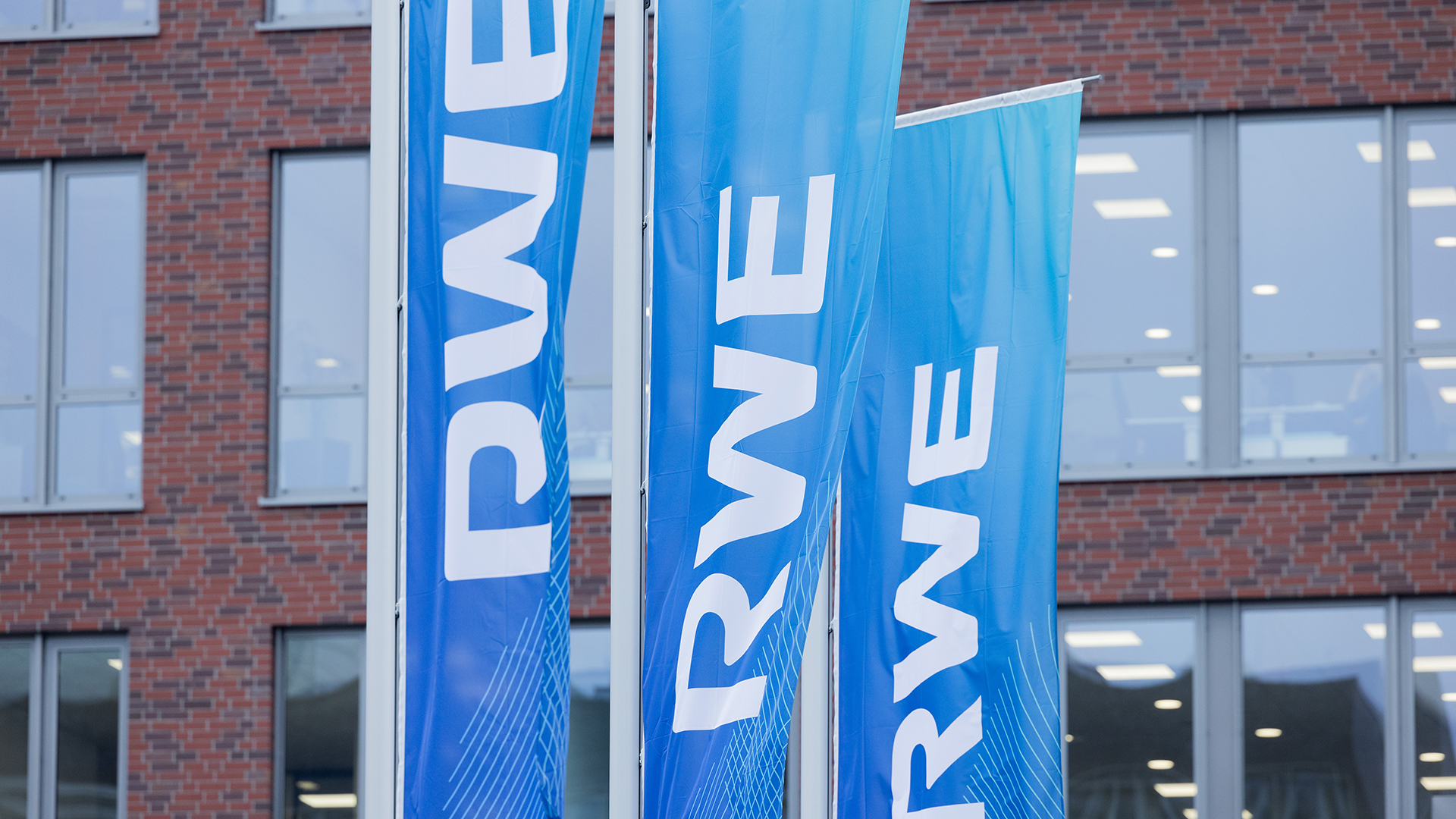 Flaggen wehen vor der Konzernzentrale vom Energiekonzern RWE. | dpa