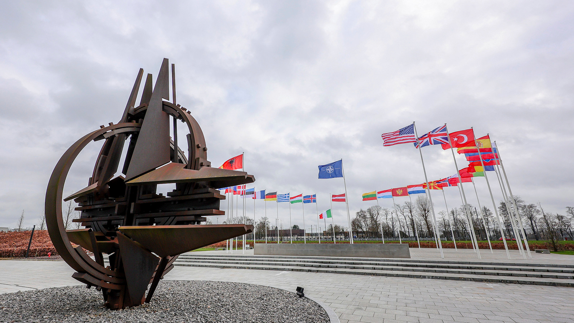 Vor dem NATO-Hauptquartier in Brüssel wehen die Flaggen der NATO-Mitgliedsländer im Wind. | AP