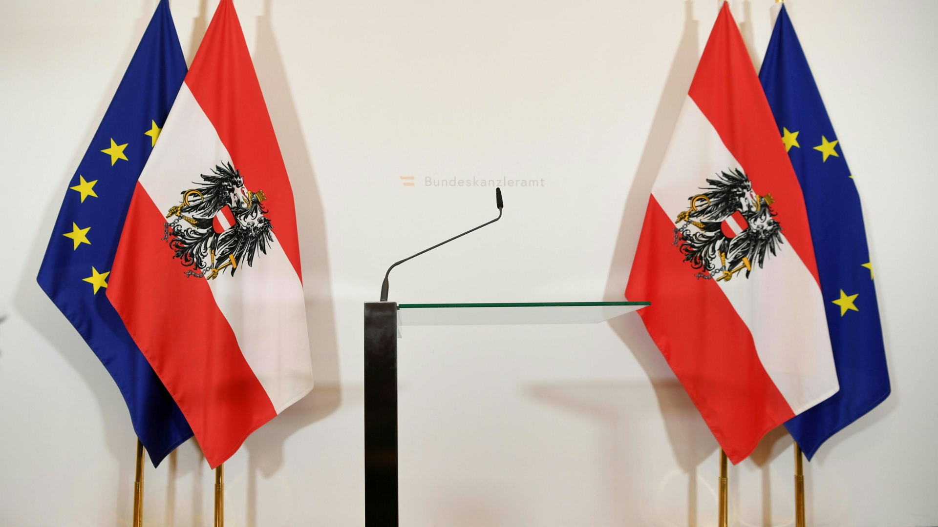 Leeres Rednerpult im Bundeskanzleramt in Wien | Bildquelle: dpa