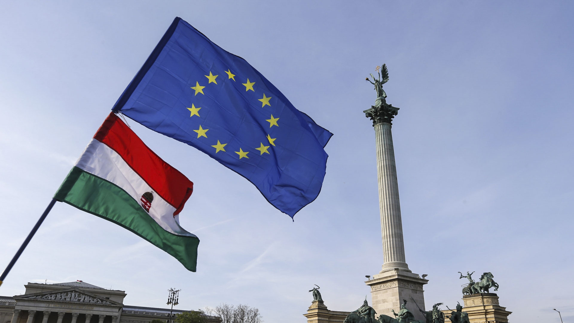 Die ungarische und die EU-Flagge