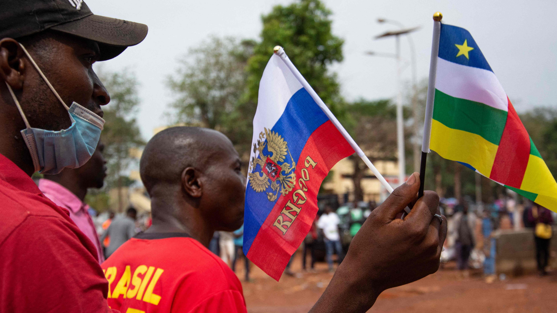 Die Flaggen Russlands und der Zentralafrikanischen Republik werden bei einer Demonstration in Bangui geschwenkt. (Archivbild: 5. März 2022) | AFP