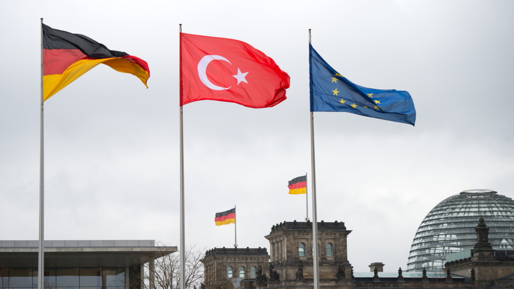 Die Flaggen Deutschlands, der Türkei und der EU wehen vor dem Bundeskanzleramt in Berlin.