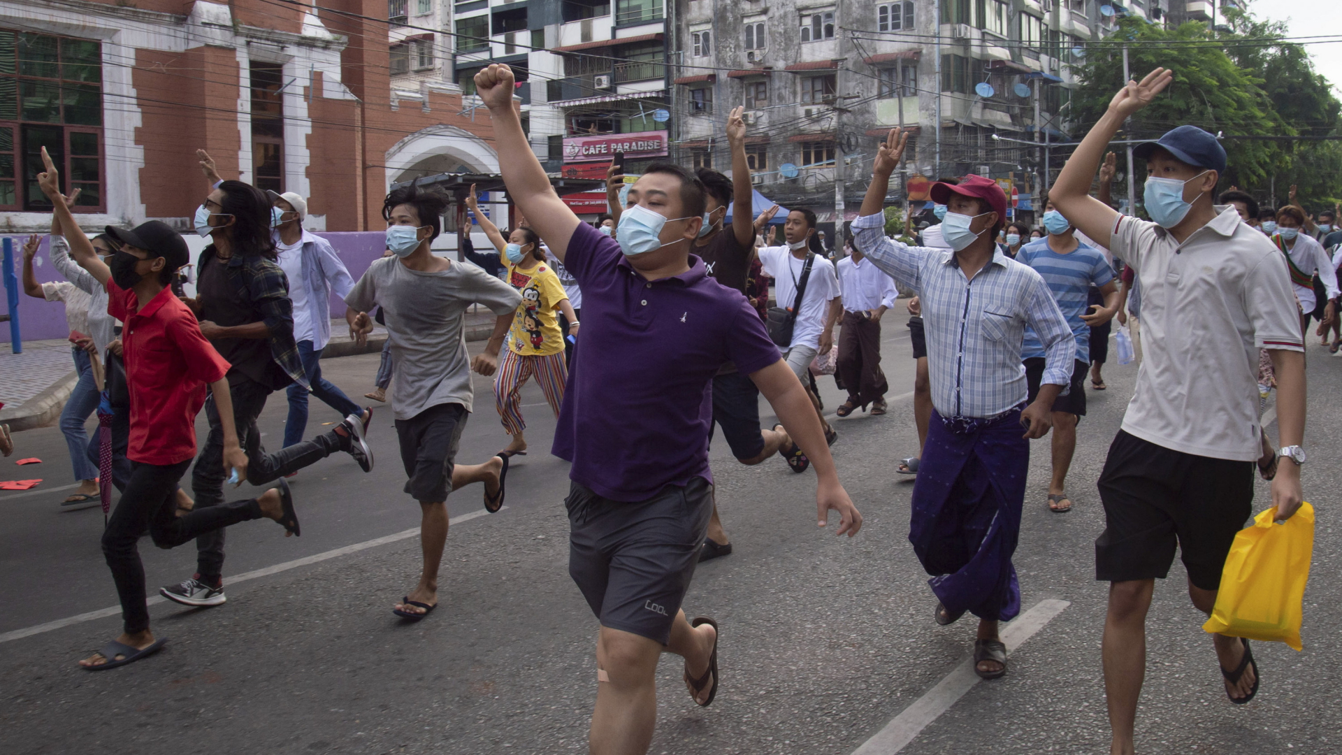 Demonstraten laufen als Flashmob über eine Straße in Yangon. | AP