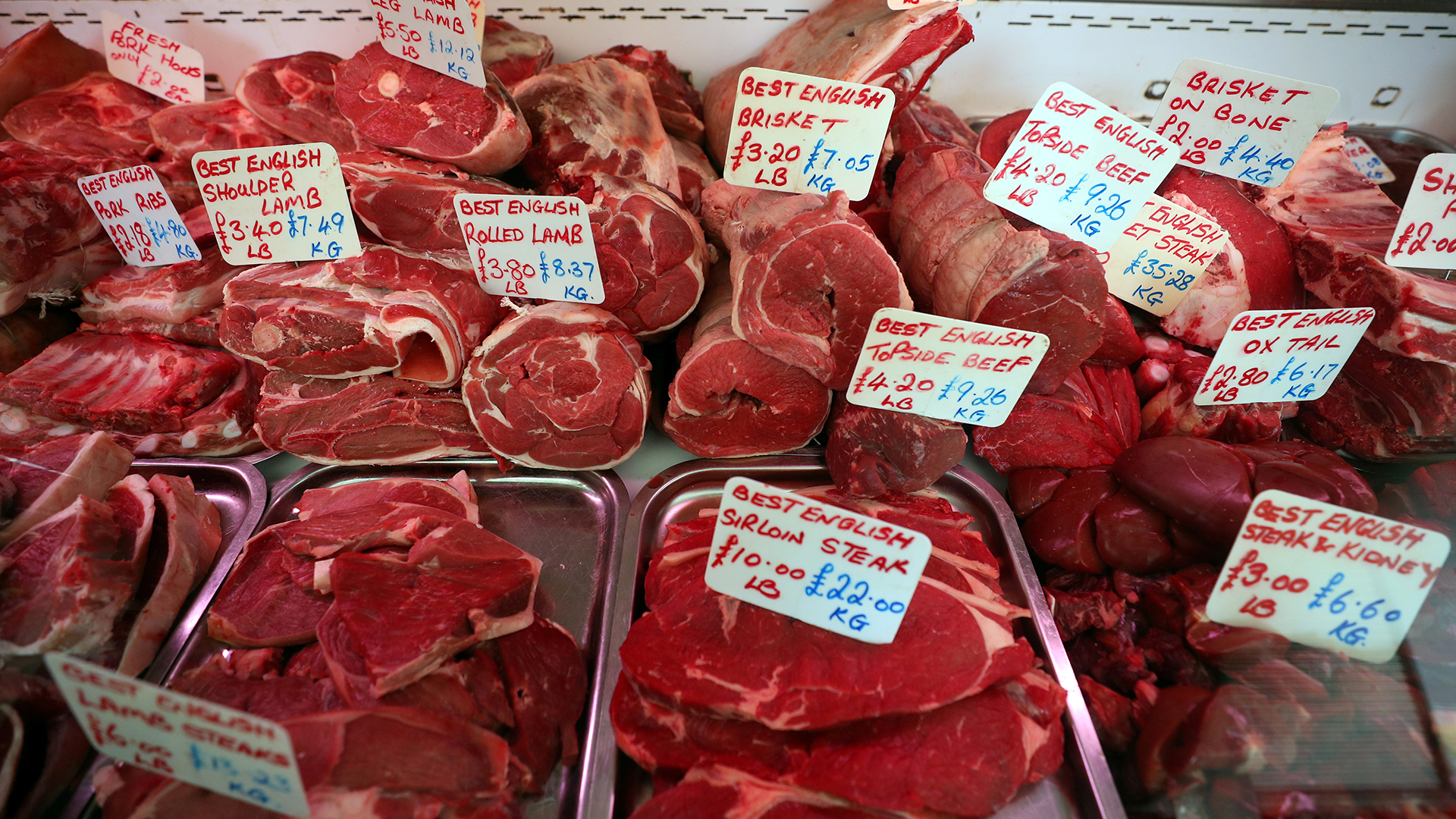 In einer Fleischtheke eines Metzgers in Great Yarmouth (Großbritannien) wird frisches Fleisch zum Verkauf angeboten.