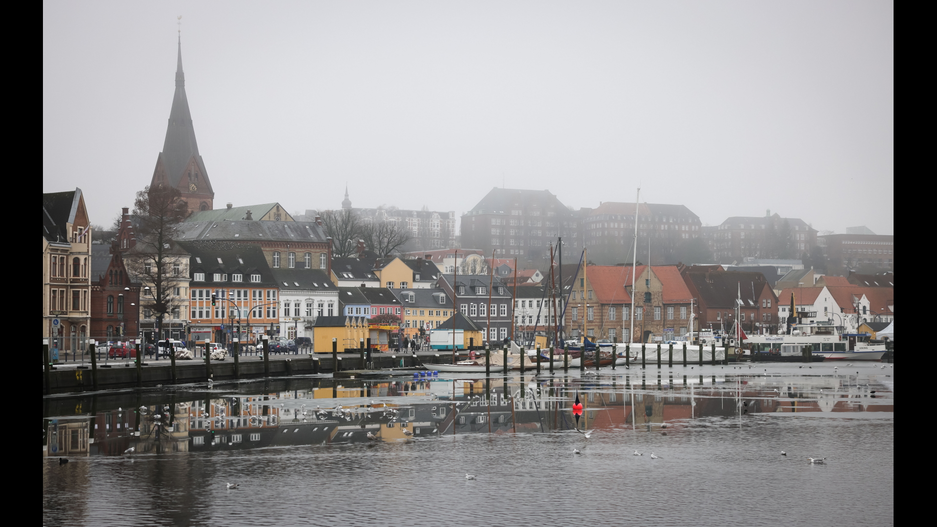 Blick über die Flensburger Hafenspitze auf einige historische Gebäude in der Innenstadt. | dpa