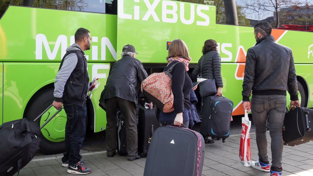 Passagiere laden Gepäck in einen Flixbus (Archivbild vom 05.05.2015) | dpa