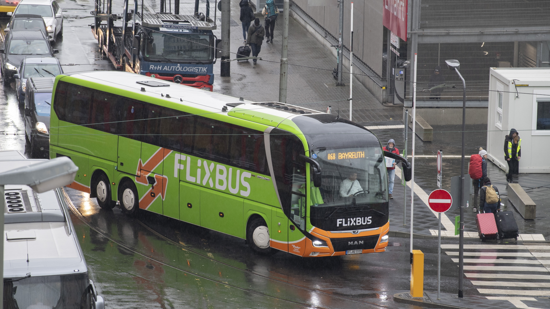 Ein Bus der Firma Flixbus fährt auf das Fernbusterminal am Frankfurter Hauptbahnhof. | dpa