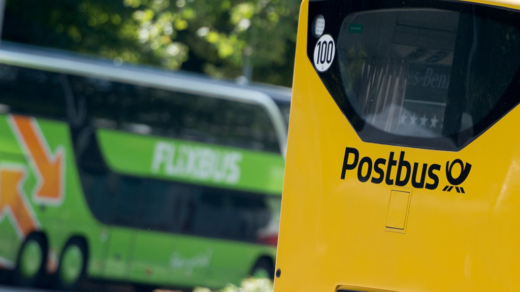 Busse der Anbieter Postbus und Flixbus