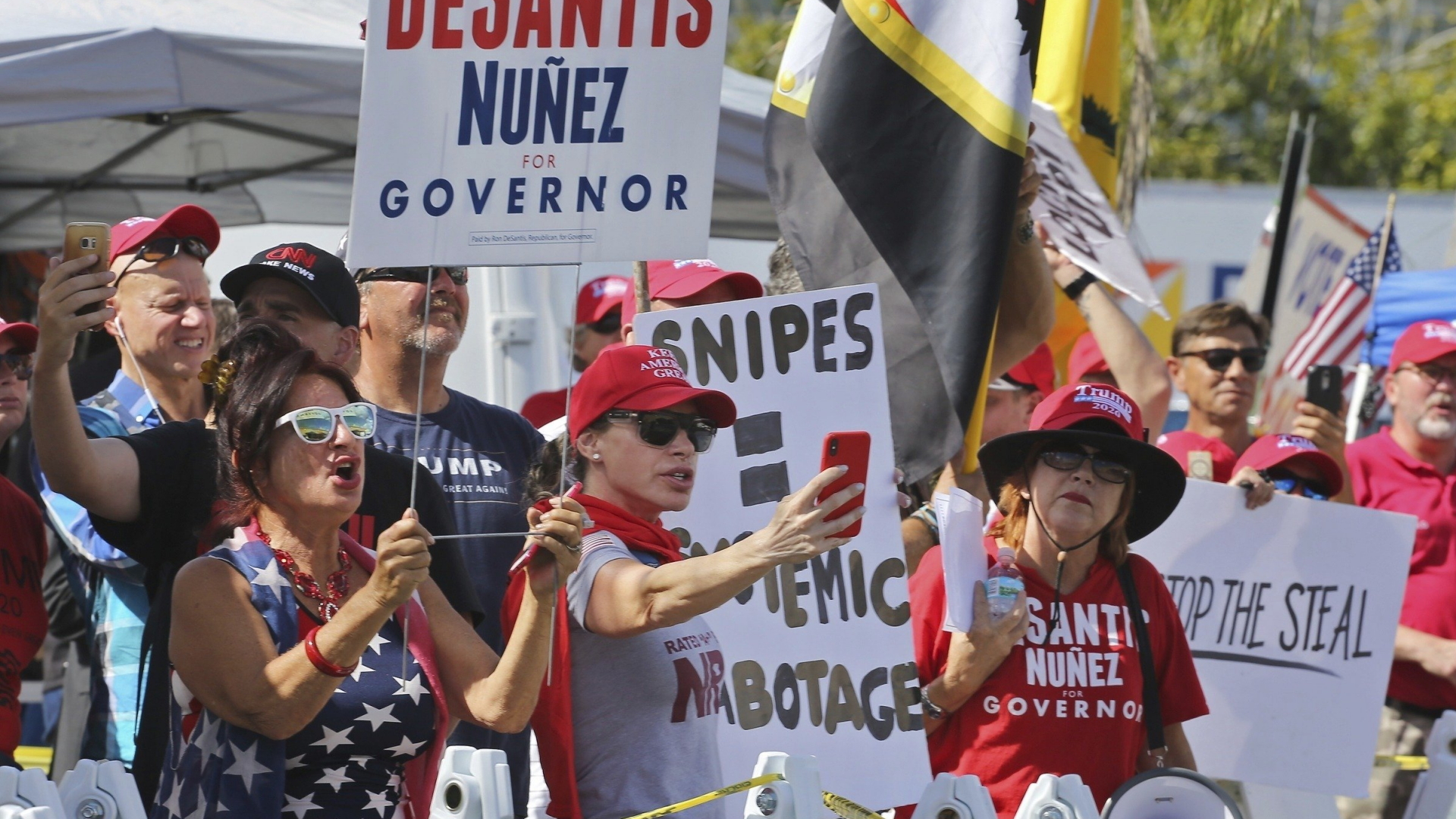 Demonstranten vor dem Broward County in Florida. | Bildquelle: AP
