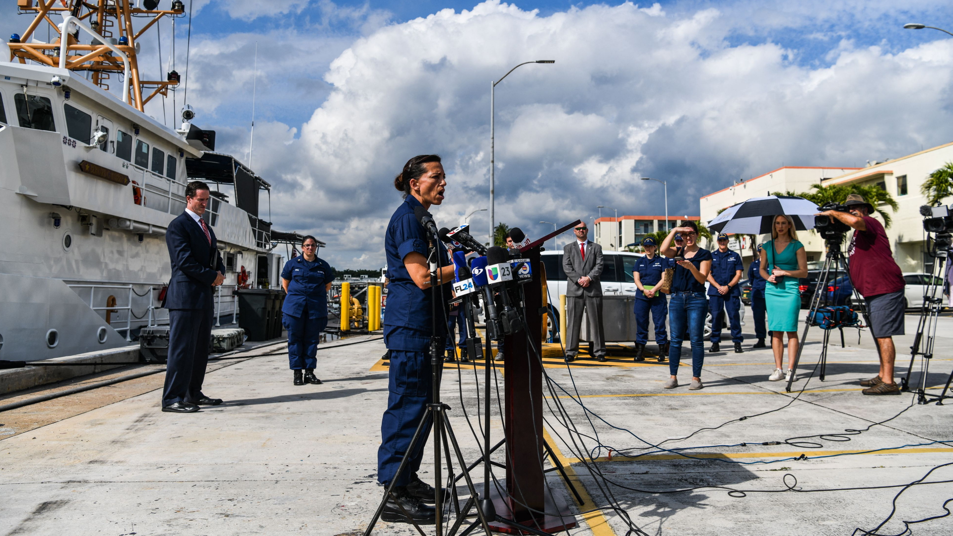 Eine Sprecherin der US-Küstenwache informiert die Presse über die Rettungsmission. | AFP