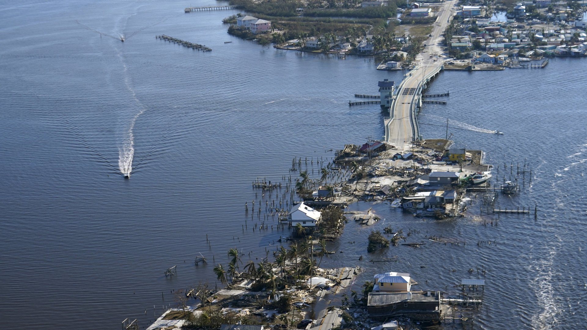 Die Brücke, die von Fort Myers nach Pine Island, Florida, führt, ist nach dem Hurrikan Ian schwer beschädigt. | AP
