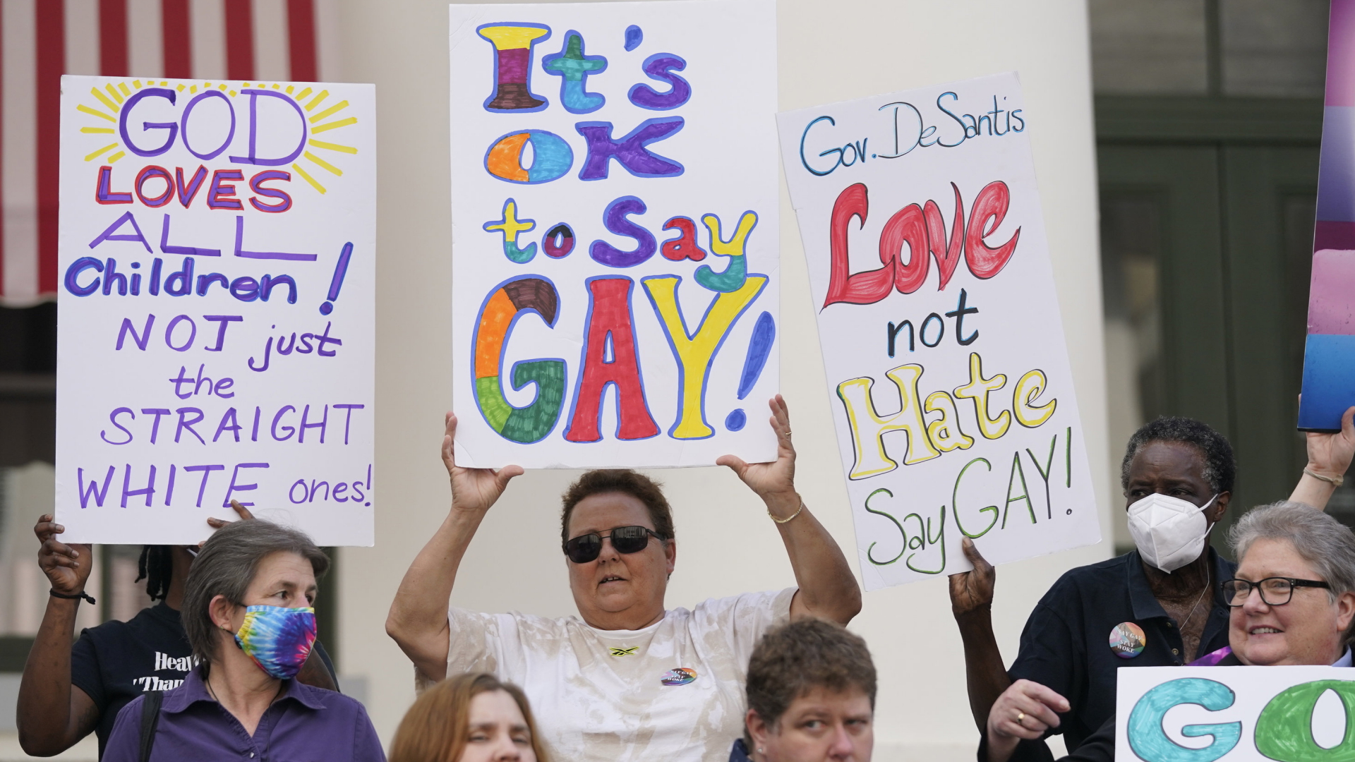 Mehrere Frauen protestieren mit Schildern wie "It's ok to say gay" (Es ist in Ordnung homosexuell zu sagen) gegen ein Gesetz in Florida. | AP