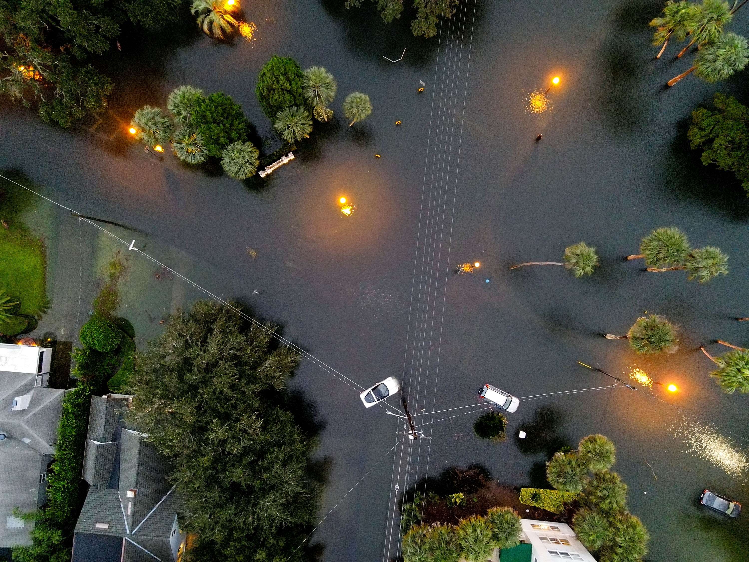 Eine Vogelperspektive auf einen Straßenzug in Orlando, Florida: Autos stehen im Hochwasser, nachdem der Hurrikan Ian über den Bundesstaat gezogen ist. | AFP