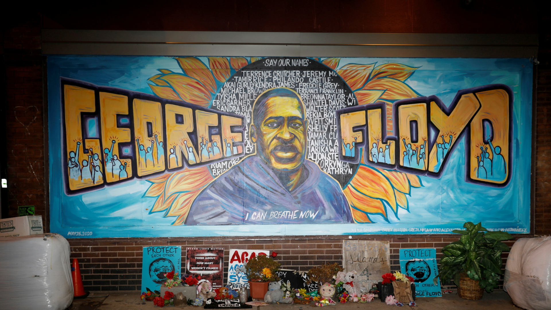 Ein Blick auf das Wandgemälde von George Floyd in Minneapolis | REUTERS