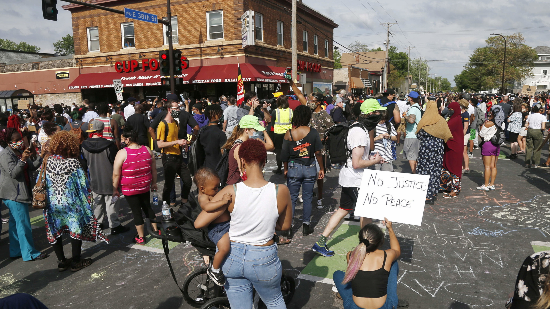 Proteste in Minneapolis am 26.5.2020 an der Stelle, wo George Floyd getötet wurde. | AP