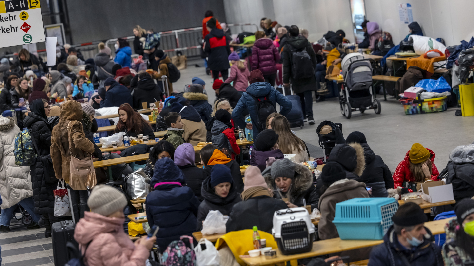 Berlin: Menschen warten in der Anlaufstelle für Flüchtlinge aus der Ukraine auf dem Hauptbahnhof. | dpa