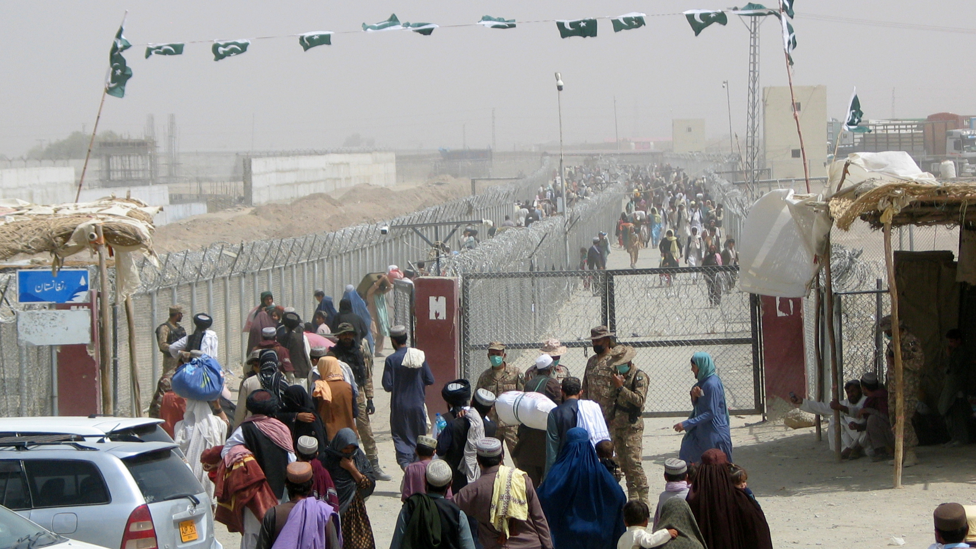 Menschen bewegen sich auf einen Grenzübergang zu Pakistan zu | REUTERS