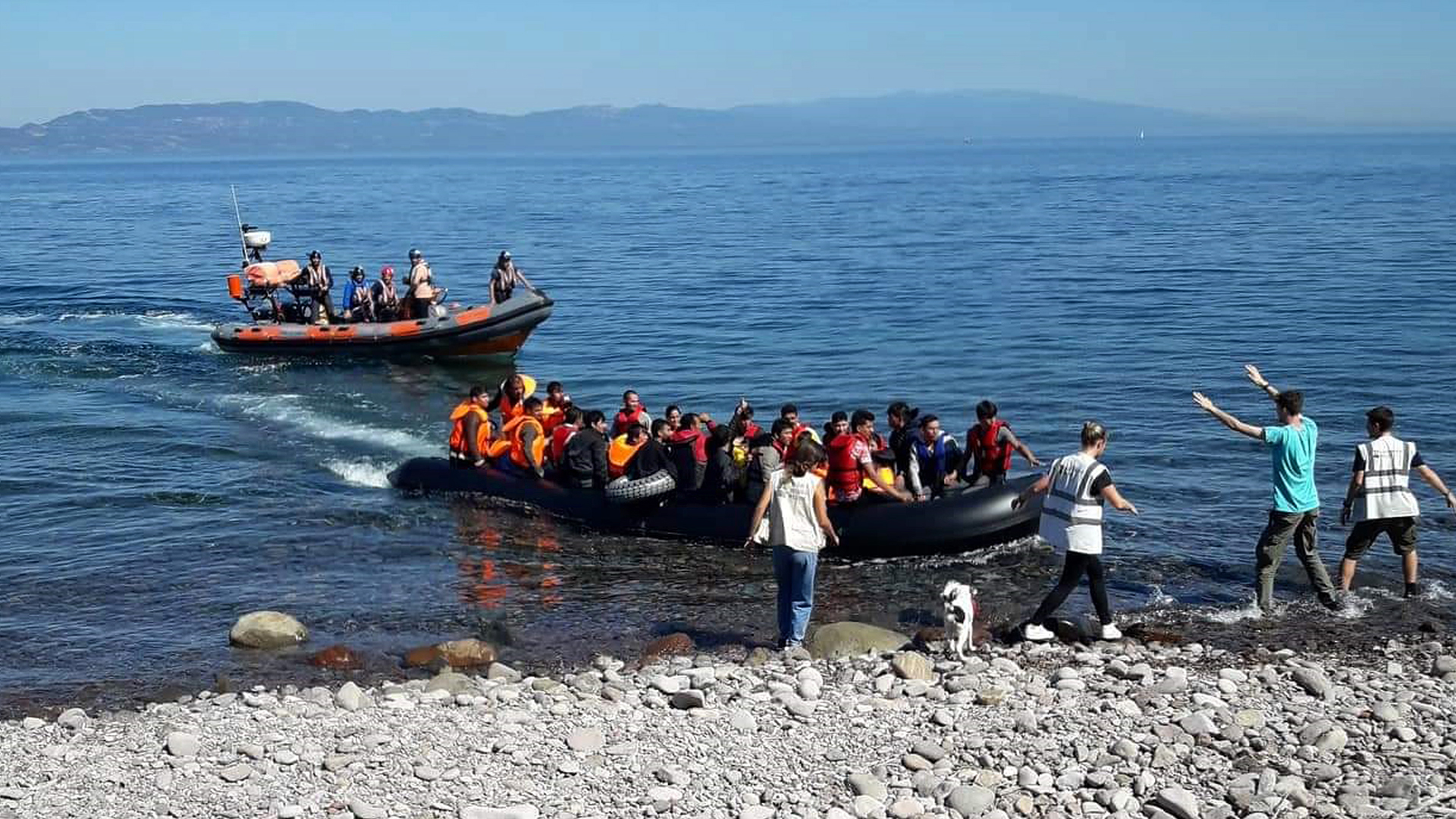 Migranten aus Afghanistan kommen mit einem Schlauchboot auf der griechischen Insel Lesbos an. | STRATIS BALASKAS/EPA-EFE/REX
